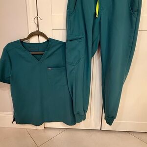 Women’s FigsMedium Petite Top and Medium Petite Scrub Set in Marine Cactus
